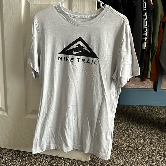 Gray Men’s Nike Trail shirt size M - Picture 1 of 4